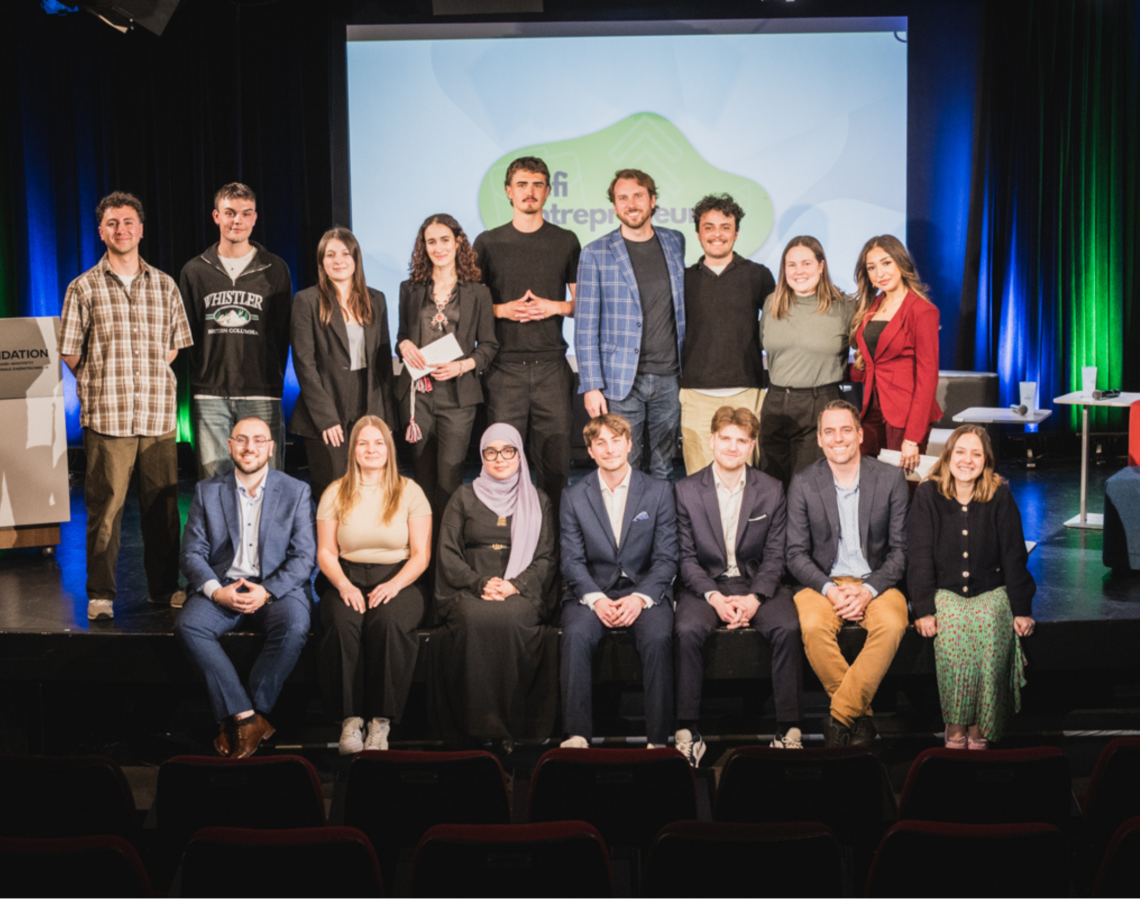 Les équipes étudiantes lauréates du Défi entrepreneurial, en compagnie des mentors : Marc-Antoine Greco, Gabrielle Huppé et Simon Chevalier.
