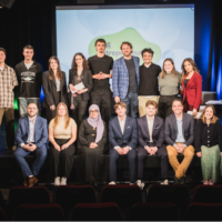 Les équipes étudiantes lauréates du Défi entrepreneurial, en compagnie des mentors : Marc-Antoine Greco, Gabrielle Huppé et Simon Chevalier.