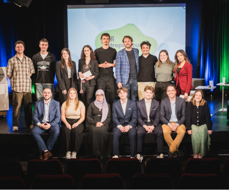 Les équipes étudiantes lauréates du Défi entrepreneurial, en compagnie des mentors : Marc-Antoine Greco, Gabrielle Huppé et Simon Chevalier.