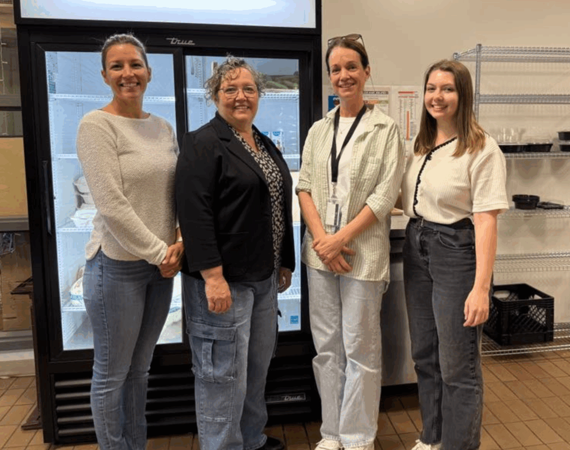 Émilie Larivée, directrice dons et partenariats majeurs de la Fondation, Dany Gauthier, responsable à l’alimentation du CPE, Mélanie Garneau, directrice générale du CPE, et Ariane Boulay-Prévost, coordonnatrice aux événements de la Fondation.