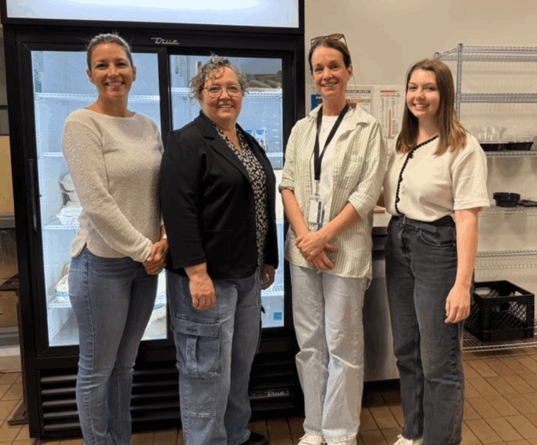 Émilie Larivée, directrice dons et partenariats majeurs de la Fondation, Dany Gauthier, responsable à l’alimentation du CPE, Mélanie Garneau, directrice générale du CPE, et Ariane Boulay-Prévost, coordonnatrice aux événements de la Fondation.
